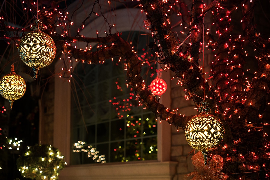 Light Up Your Home for the Holidays With Custom Light Installation